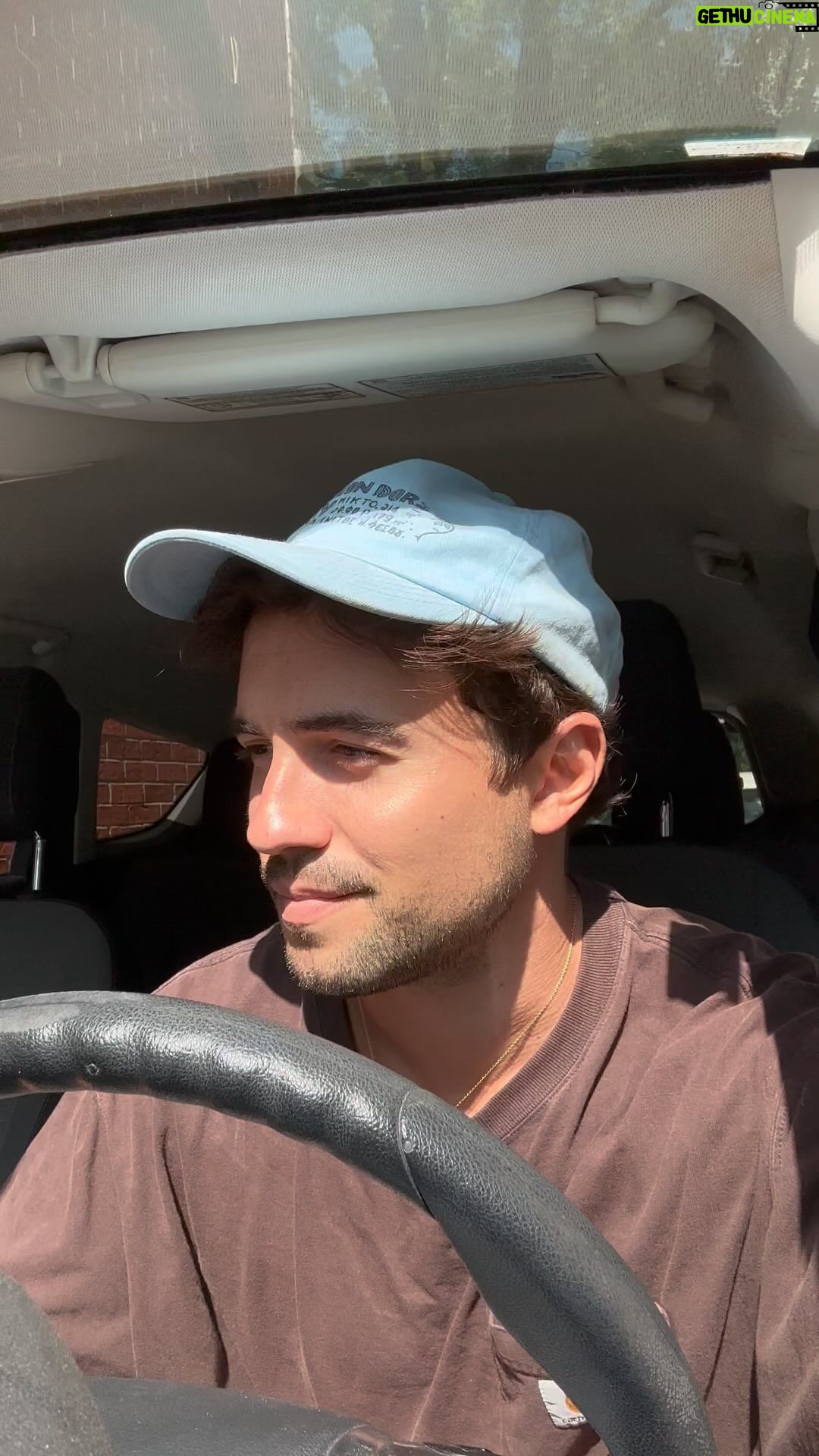 Olivier Dion Instagram - Chaque fois que tu commentes un ❤️🔥 l’été se prolonge