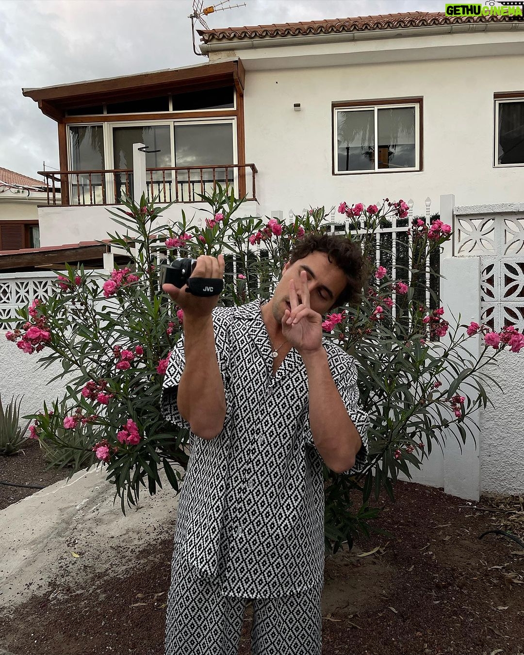 Olivier Dion Instagram - Que l’horloge s’arrête immédiatement! merci pour vos souhaits je vous 🫶💭💘💘💘