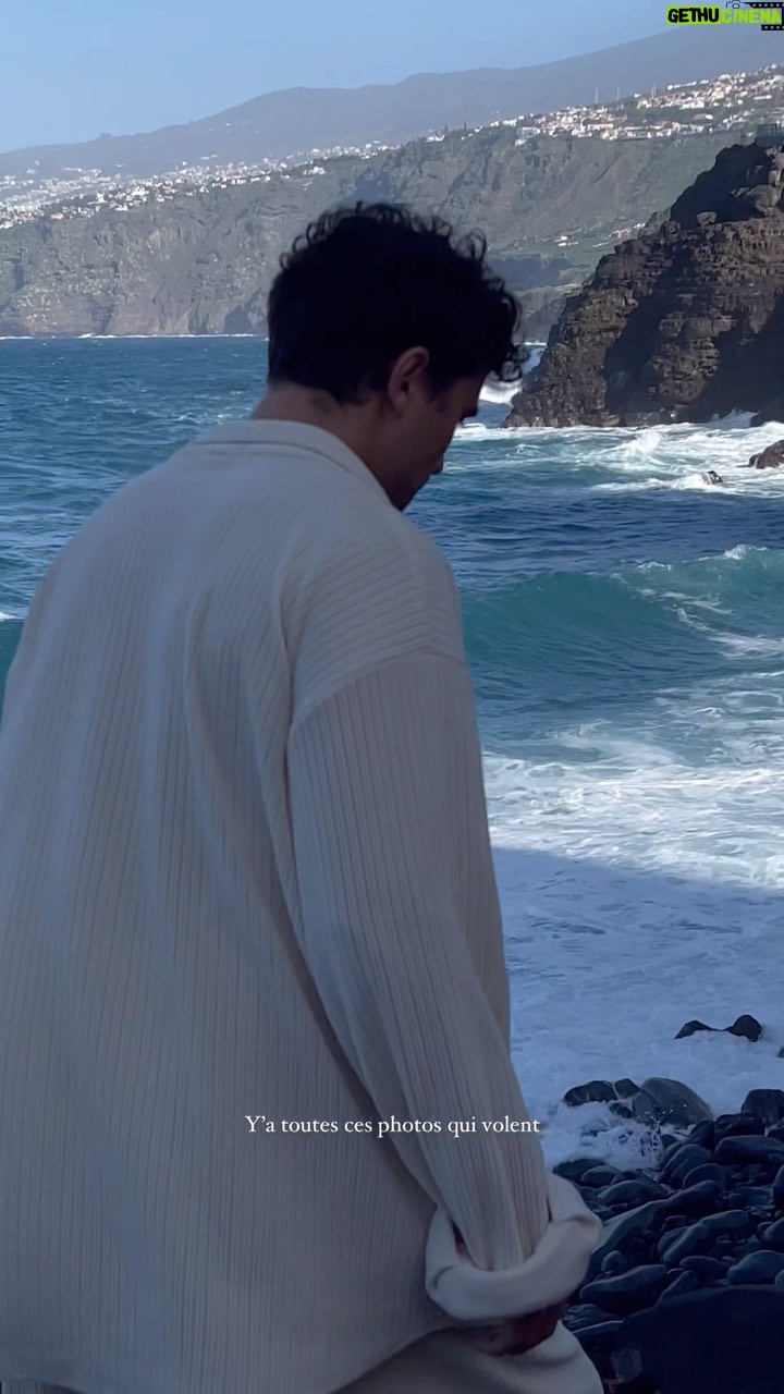 Olivier Dion Instagram - JE COULE - Une de mes chansons préférées de l’album. J’étais coincé dans un torrent de remises en questions au moment de l’écrire. Je vivais beaucoup d’anxiété en lien avec mon métier. Aussi avec la vie en générale. J’ai vécu une période d’insomnie chronique et m’affectait énormément et c’était pire lorsque je faisais les aller-retour Montreal-Paris avec le décalage horaire. On a pris tout ça avec @corsonmusic et on a plongé. Je coule, ce sont tes pensées qui se transforment en raz-de-marée qui t’envahi quand tu veux t’endormir la nuit; ce sont les scénarios se bousculent, quand tu penses quelqu’un qui n’est plus là; c’est l’anxiété qui t’inonde. Je suis content de partager ce côté plus sombre et douloureux avec vous car il existe. We all go through shit sometimes, it’s ok. Streamez et partagez si vous aimez 🌊🫶