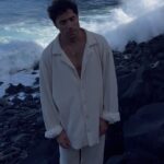 Olivier Dion Instagram – À ce moment, sans m’en rendre compte, je me suis laissé emporter par la force de la vague derrière moi et j’ai chanté Je coule. Je n’étais plus dans la performance, je n’étais plus dans le jugement. J’étais dans le ressenti. L’ocean a quelque chose de tellement puissant. Chaque fois que je la regarde, elle m’émerveille et m’apeure à la fois. En dualité parfaite, comme toutes celles qui m’habitent. Tenerife, Islas Canarias, España