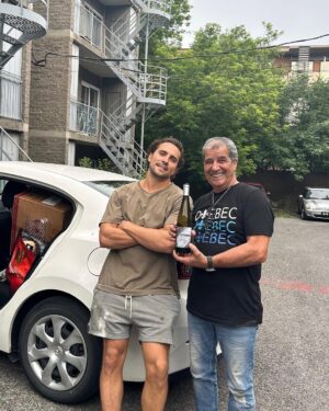 Olivier Dion Instagram - Les parents, ça sait comment déménager. Ça ne se pose pas de question, ça le fait. Ça opère comme on dit. Papi Jean-Marie et Mamie Nadine ont quittés la France pour arriver au Québec en 1976. Les 1er juillet, ils connaissent ça. Je me demande si un jour j’arriverai à leur niveau. En attendant, on est contents de les avoir! Bonne saison des déménagements à tous 📦🇨🇦