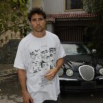 Olivier Dion Instagram - Cette phrase dont j’étais presque gêné. Gêné d’admettre que le regard des autres a pris et prend tellement de place dans ma vie. Qu’est-ce qui arrive lorsque les regards n’existent plus, lorsqu’on fait les choses pour soi? Dans ce monde de comparaison et de performance, est-ce réellement possible? Ferme tes yeux, ferme les leurs, et trouve les réponses. Nouveau t-shirt disponible dans ma boutique 🫶