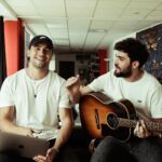 Olivier Dion Instagram - On a commencé par écrire une chanson qu’on a plié en quelques heures. C’est venu naturellement, le sujet était bien clair dans ma tête et ça a bien résonner dans la leur aussi. Amour impossible, peur de l’engagement, amour à distance. Tout ce que je vivais, intensément, à l’époque. (On se plait) Ça aura été la première de plusieurs collaborations qui sont allés bien au delà de la musique.   Tibz, mélodiste et auteur de fou, autant qu’il est bon vivant. Et Hugo Lab (alias @Montmartre), son binôme, devenu un peu aussi le mien. Qu’est-ce qu’on s’est marrés tous les 3. On a mangé de la musique, de la bonne bouffe, des bons rires. Hugo c’est le multi-instrumentiste, la classe électro avec le coeur de rockeur. Il a vraiment sa touche que j’adore. Avec les deux on est arrivé à écrire des chansons qui m’étaient personnelles, mais toujours en retrouvant ce petit reflet teinté de nos expériences, de nos échanges et de notre rencontre. On aurait probablement pu écrire l’album au complet ensemble…   Voici celles, dans l’ordre d’écriture, qu’on a écrit et qui se retrouvent sur l’album: - On se plait - Sur Le Fil - La Plage  Quelle est votre préférée parmi les 3? Et oui, on a écrit « La Plage » APRÈS avoir écrit « Sur Le Fil ». Et non l’inverse. « Y’aura toujours une plage… un orage... » est arrivé en d’abord à la fin de l’écriture de Sur Le Fil et nous trouvions que cela devait aussi devenir le coeur d’une autre chanson. Partagez-moi vos impressions, je suis curieux, car chaque chanson a sa propre histoire. Vous pouvez les retrouver sur mon album Sur Le Fil, disponible sur toutes les plateformes. 🩶 Paris, France