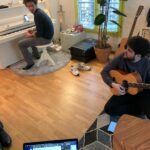 Olivier Dion Instagram - On a commencé par écrire une chanson qu’on a plié en quelques heures. C’est venu naturellement, le sujet était bien clair dans ma tête et ça a bien résonner dans la leur aussi. Amour impossible, peur de l’engagement, amour à distance. Tout ce que je vivais, intensément, à l’époque. (On se plait) Ça aura été la première de plusieurs collaborations qui sont allés bien au delà de la musique.   Tibz, mélodiste et auteur de fou, autant qu’il est bon vivant. Et Hugo Lab (alias @Montmartre), son binôme, devenu un peu aussi le mien. Qu’est-ce qu’on s’est marrés tous les 3. On a mangé de la musique, de la bonne bouffe, des bons rires. Hugo c’est le multi-instrumentiste, la classe électro avec le coeur de rockeur. Il a vraiment sa touche que j’adore. Avec les deux on est arrivé à écrire des chansons qui m’étaient personnelles, mais toujours en retrouvant ce petit reflet teinté de nos expériences, de nos échanges et de notre rencontre. On aurait probablement pu écrire l’album au complet ensemble…   Voici celles, dans l’ordre d’écriture, qu’on a écrit et qui se retrouvent sur l’album: - On se plait - Sur Le Fil - La Plage  Quelle est votre préférée parmi les 3? Et oui, on a écrit « La Plage » APRÈS avoir écrit « Sur Le Fil ». Et non l’inverse. « Y’aura toujours une plage… un orage... » est arrivé en d’abord à la fin de l’écriture de Sur Le Fil et nous trouvions que cela devait aussi devenir le coeur d’une autre chanson. Partagez-moi vos impressions, je suis curieux, car chaque chanson a sa propre histoire. Vous pouvez les retrouver sur mon album Sur Le Fil, disponible sur toutes les plateformes. 🩶 Paris, France
