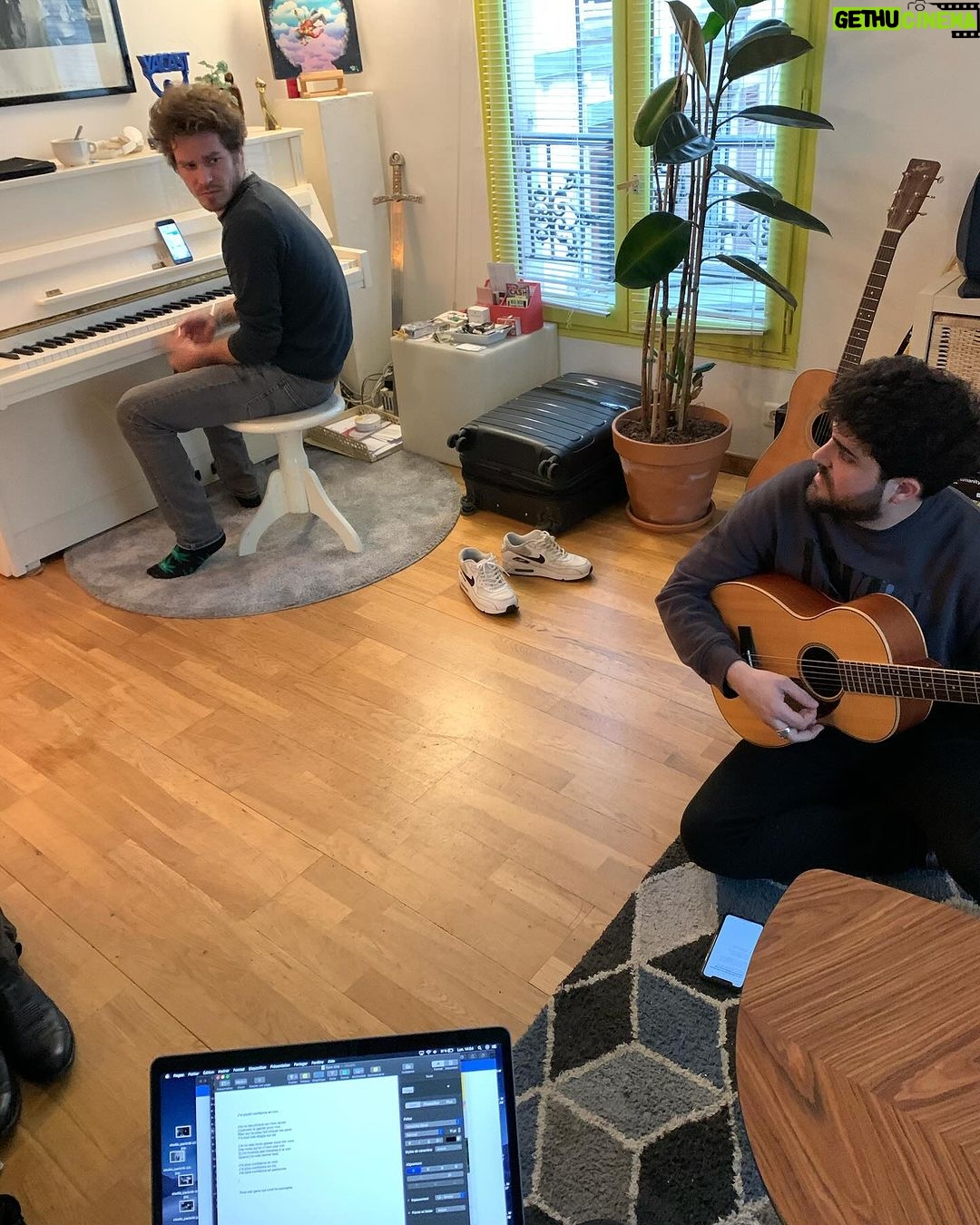 Olivier Dion Instagram - On a commencé par écrire une chanson qu’on a plié en quelques heures. C’est venu naturellement, le sujet était bien clair dans ma tête et ça a bien résonner dans la leur aussi. Amour impossible, peur de l’engagement, amour à distance. Tout ce que je vivais, intensément, à l’époque. (On se plait) Ça aura été la première de plusieurs collaborations qui sont allés bien au delà de la musique.
Tibz, mélodiste et auteur de fou, autant qu’il est bon vivant. Et Hugo Lab (alias @Montmartre), son binôme, devenu un peu aussi le mien. Qu’est-ce qu’on s’est marrés tous les 3. On a mangé de la musique, de la bonne bouffe, des bons rires. Hugo c’est le multi-instrumentiste, la classe électro avec le coeur de rockeur. Il a vraiment sa touche que j’adore. Avec les deux on est arrivé à écrire des chansons qui m’étaient personnelles, mais toujours en retrouvant ce petit reflet teinté de nos expériences, de nos échanges et de notre rencontre. On aurait probablement pu écrire l’album au complet ensemble…
Voici celles, dans l’ordre d’écriture, qu’on a écrit et qui se retrouvent sur l’album: - On se plait - Sur Le Fil - La Plage
Quelle est votre préférée parmi les 3? Et oui, on a écrit « La Plage » APRÈS avoir écrit « Sur Le Fil ». Et non l’inverse. « Y’aura toujours une plage… un orage... » est arrivé en d’abord à la fin de l’écriture de Sur Le Fil et nous trouvions que cela devait aussi devenir le coeur d’une autre chanson. Partagez-moi vos impressions, je suis curieux, car chaque chanson a sa propre histoire. Vous pouvez les retrouver sur mon album Sur Le Fil, disponible sur toutes les plateformes. 🩶 Paris, France