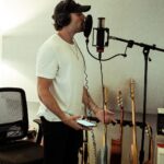Olivier Dion Instagram - On a commencé par écrire une chanson qu’on a plié en quelques heures. C’est venu naturellement, le sujet était bien clair dans ma tête et ça a bien résonner dans la leur aussi. Amour impossible, peur de l’engagement, amour à distance. Tout ce que je vivais, intensément, à l’époque. (On se plait) Ça aura été la première de plusieurs collaborations qui sont allés bien au delà de la musique.   Tibz, mélodiste et auteur de fou, autant qu’il est bon vivant. Et Hugo Lab (alias @Montmartre), son binôme, devenu un peu aussi le mien. Qu’est-ce qu’on s’est marrés tous les 3. On a mangé de la musique, de la bonne bouffe, des bons rires. Hugo c’est le multi-instrumentiste, la classe électro avec le coeur de rockeur. Il a vraiment sa touche que j’adore. Avec les deux on est arrivé à écrire des chansons qui m’étaient personnelles, mais toujours en retrouvant ce petit reflet teinté de nos expériences, de nos échanges et de notre rencontre. On aurait probablement pu écrire l’album au complet ensemble…   Voici celles, dans l’ordre d’écriture, qu’on a écrit et qui se retrouvent sur l’album: - On se plait - Sur Le Fil - La Plage  Quelle est votre préférée parmi les 3? Et oui, on a écrit « La Plage » APRÈS avoir écrit « Sur Le Fil ». Et non l’inverse. « Y’aura toujours une plage… un orage... » est arrivé en d’abord à la fin de l’écriture de Sur Le Fil et nous trouvions que cela devait aussi devenir le coeur d’une autre chanson. Partagez-moi vos impressions, je suis curieux, car chaque chanson a sa propre histoire. Vous pouvez les retrouver sur mon album Sur Le Fil, disponible sur toutes les plateformes. 🩶 Paris, France
