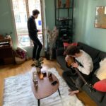 Olivier Dion Instagram - On a commencé par écrire une chanson qu’on a plié en quelques heures. C’est venu naturellement, le sujet était bien clair dans ma tête et ça a bien résonner dans la leur aussi. Amour impossible, peur de l’engagement, amour à distance. Tout ce que je vivais, intensément, à l’époque. (On se plait) Ça aura été la première de plusieurs collaborations qui sont allés bien au delà de la musique.   Tibz, mélodiste et auteur de fou, autant qu’il est bon vivant. Et Hugo Lab (alias @Montmartre), son binôme, devenu un peu aussi le mien. Qu’est-ce qu’on s’est marrés tous les 3. On a mangé de la musique, de la bonne bouffe, des bons rires. Hugo c’est le multi-instrumentiste, la classe électro avec le coeur de rockeur. Il a vraiment sa touche que j’adore. Avec les deux on est arrivé à écrire des chansons qui m’étaient personnelles, mais toujours en retrouvant ce petit reflet teinté de nos expériences, de nos échanges et de notre rencontre. On aurait probablement pu écrire l’album au complet ensemble…   Voici celles, dans l’ordre d’écriture, qu’on a écrit et qui se retrouvent sur l’album: - On se plait - Sur Le Fil - La Plage  Quelle est votre préférée parmi les 3? Et oui, on a écrit « La Plage » APRÈS avoir écrit « Sur Le Fil ». Et non l’inverse. « Y’aura toujours une plage… un orage... » est arrivé en d’abord à la fin de l’écriture de Sur Le Fil et nous trouvions que cela devait aussi devenir le coeur d’une autre chanson. Partagez-moi vos impressions, je suis curieux, car chaque chanson a sa propre histoire. Vous pouvez les retrouver sur mon album Sur Le Fil, disponible sur toutes les plateformes. 🩶 Paris, France