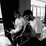 Olivier Dion Instagram - On a commencé par écrire une chanson qu’on a plié en quelques heures. C’est venu naturellement, le sujet était bien clair dans ma tête et ça a bien résonner dans la leur aussi. Amour impossible, peur de l’engagement, amour à distance. Tout ce que je vivais, intensément, à l’époque. (On se plait) Ça aura été la première de plusieurs collaborations qui sont allés bien au delà de la musique.   Tibz, mélodiste et auteur de fou, autant qu’il est bon vivant. Et Hugo Lab (alias @Montmartre), son binôme, devenu un peu aussi le mien. Qu’est-ce qu’on s’est marrés tous les 3. On a mangé de la musique, de la bonne bouffe, des bons rires. Hugo c’est le multi-instrumentiste, la classe électro avec le coeur de rockeur. Il a vraiment sa touche que j’adore. Avec les deux on est arrivé à écrire des chansons qui m’étaient personnelles, mais toujours en retrouvant ce petit reflet teinté de nos expériences, de nos échanges et de notre rencontre. On aurait probablement pu écrire l’album au complet ensemble…   Voici celles, dans l’ordre d’écriture, qu’on a écrit et qui se retrouvent sur l’album: - On se plait - Sur Le Fil - La Plage  Quelle est votre préférée parmi les 3? Et oui, on a écrit « La Plage » APRÈS avoir écrit « Sur Le Fil ». Et non l’inverse. « Y’aura toujours une plage… un orage... » est arrivé en d’abord à la fin de l’écriture de Sur Le Fil et nous trouvions que cela devait aussi devenir le coeur d’une autre chanson. Partagez-moi vos impressions, je suis curieux, car chaque chanson a sa propre histoire. Vous pouvez les retrouver sur mon album Sur Le Fil, disponible sur toutes les plateformes. 🩶 Paris, France