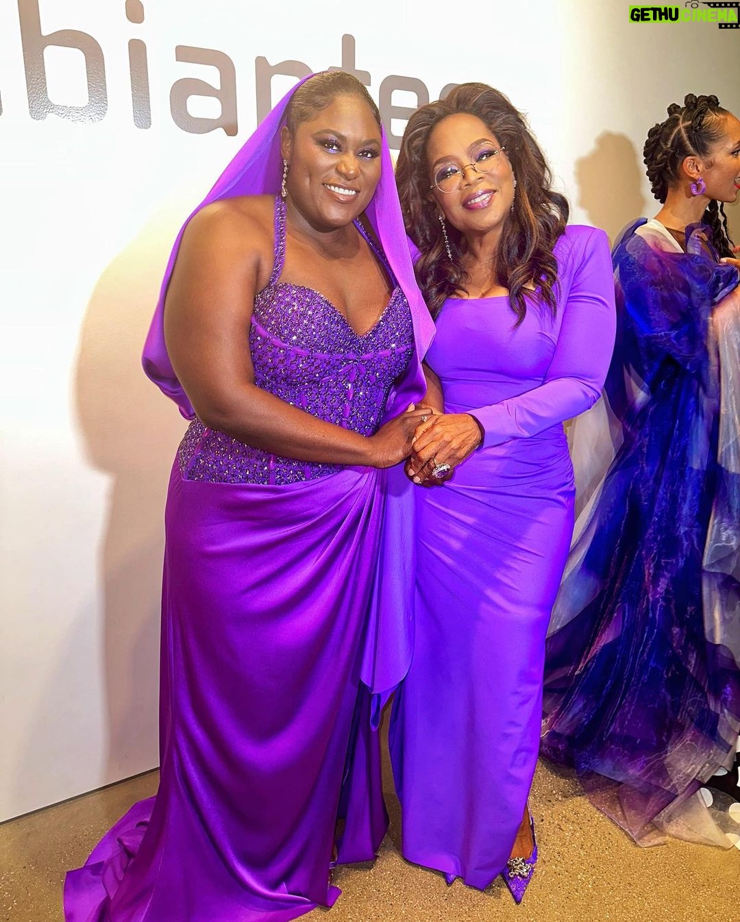 Oprah Winfrey Instagram - Purple carpet for @thecolorpurple premiere! What a joy to see the movie in a theater with the people you made it with. The Color Purple is in theaters starting Christmas Day 💜