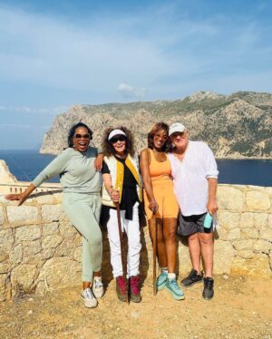 Oprah Winfrey Instagram - Easy breezy 2 mile hike with @gayleking, @therealdvf, and Barry. Thank you new knees! Beautiful views along the coast of Mallorca 🇪🇸
