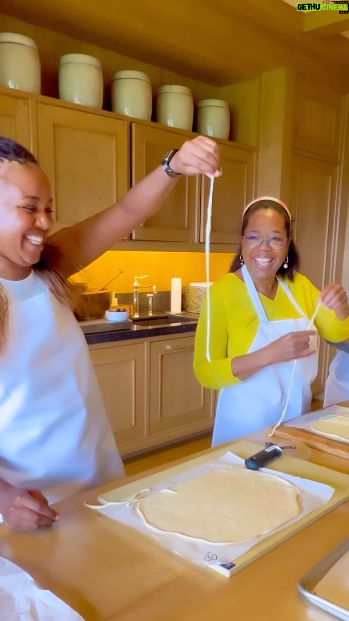 Oprah Winfrey Instagram - Weβre goin Italian cuisine tonight. Making our own breadsticks from scratch with a lotta help from @danielskurnick π₯π₯π