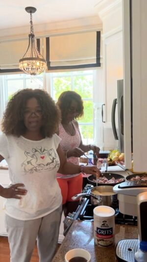 Oprah Winfrey Instagram - Making breakfast for the family with @gayleking 🍳🥓☕️ #Nashvillestyle