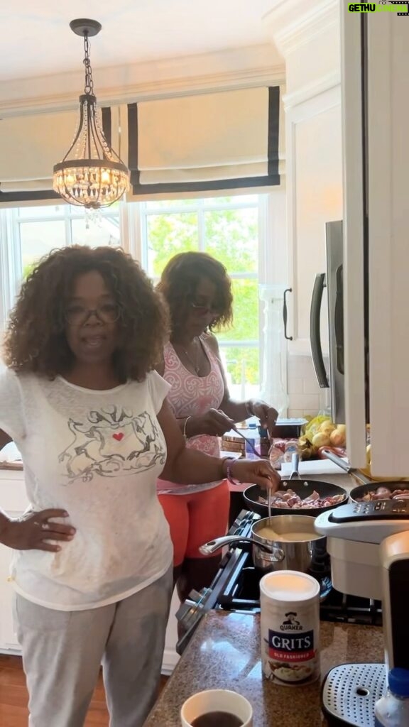 Oprah Winfrey Instagram - Making breakfast for the family with @gayleking 🍳🥓☕️ #Nashvillestyle