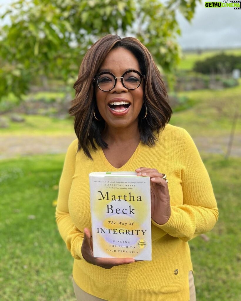 Oprah Winfrey Instagram - My next @oprahsbookclub pick is “The Way of Integrity” by @themarthabeck. For over 15 years, I have looked to Martha for her wisdom and marveled at how she helps people through crises in their lives. As we all navigate this watershed moment in our collective history, this book provides a roadmap on the journey to truth and authenticity. And to kick things off, Martha will join me for tonight’s “The Life You Want” Class at 7 PM EST at OprahDaily.com. We’ll be talking how we can all live with integrity so we never spend time questioning ourselves because our beliefs and actions are working in perfect harmony. Tap the link in my bio to sign up for the FREE @oprahdaily class and follow @oprahsbookclub to watch my full announcement. #ReadWithUs