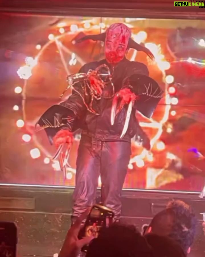 Orkgotik Instagram - YA PA Q QUIERO LA TUMBA?? SI YA ME ENTERRASTE EN VIDA!!!!! Ayyyyy Gracias a todo el público de anoche!! A quienes me regalaron porro y sobre todo a los que estuvieron cantando a pulmón al DEPECHE MODE de Latinoamérica AL padre VICENTE FERNÁNDEZ lol thank u sm for my debut in LA to @shes_in_parties_la @felonydodger fue re hermoso!! Desde El Corazón
