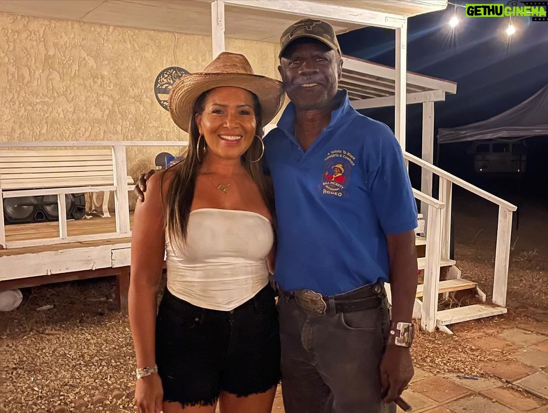 Page Turner Instagram - It was such an honor to meet, talk to and chill with THE @officialrichardroundtree last year with my cousin @iamcarolyngriffey ❤️ (thank you for taking me Cuzzoto Glynn Turman’s amazing ranch 😭)… I was really in disbelief being in the presence of such Hollywood royalty and GREATS, and was moved to tears thanking him and the great @benvereen & @lhjman for making a way AND ENDURING ALLLL they did for over 50 years in film & television so that a Black woman like me would have an easier path to my dreams. 😭 Sitting with Mr. Roundtree and laughing and listening to him tell me about ALL of MY #FixMyFlip episodes that he watched BLEW. ME. AWAY!! You never know who’s “watching” you… And when you find out SHAFT himself, AKA Richard Roundtree was, WHEW …. I’m honored beyond belief. 😭😭 Thank you, Sir, for a lifetime of movie & TV excellence and for being so kind to me (& for watching my show 😭). You will always be honored. Rest well. 🙏🏽