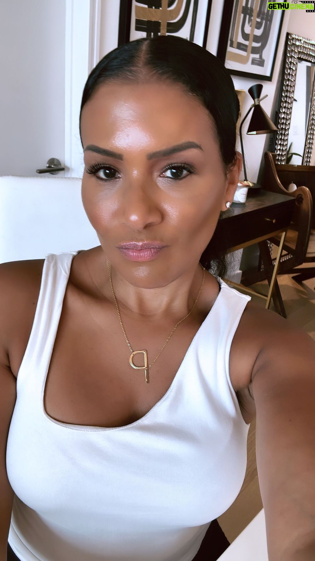 Page Turner Instagram - It’s Money Making Monday! Let’s Learn to Flip to Profit! What questions do you have for me about my NEW Intro to Flipping Course & 3-DAY VIP Winner’s Circle Experience?! Ask Away!! … I’m an open book #pageturner 🤣 #BLOOP 🤣 Los Angeles, California