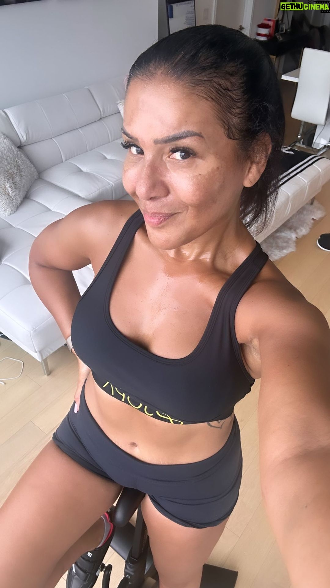 Page Turner Instagram - I wake up at 5am to #DoTheWork. Even on a holiday weekend. Even on the holiday (which ironically is a day off from labor š¤£). But to make a change, you have to do the work to be/see the change. At whatever that cost may be. For me that means at 5am on a holiday Monday. Being part of that 1% life of people that will do āsomethingā over nothing to be the change is hard, but worth it. 15 down. 10 to go. Because my health matters and it feels good, to feel good. Happy Labor Day! What are you guys doing today?! Iām celebrating my Twin Girls turning 27!! Say what, say whaaaatttt!! How is this possible!! Be safe today, Fam! Los Angeles, California