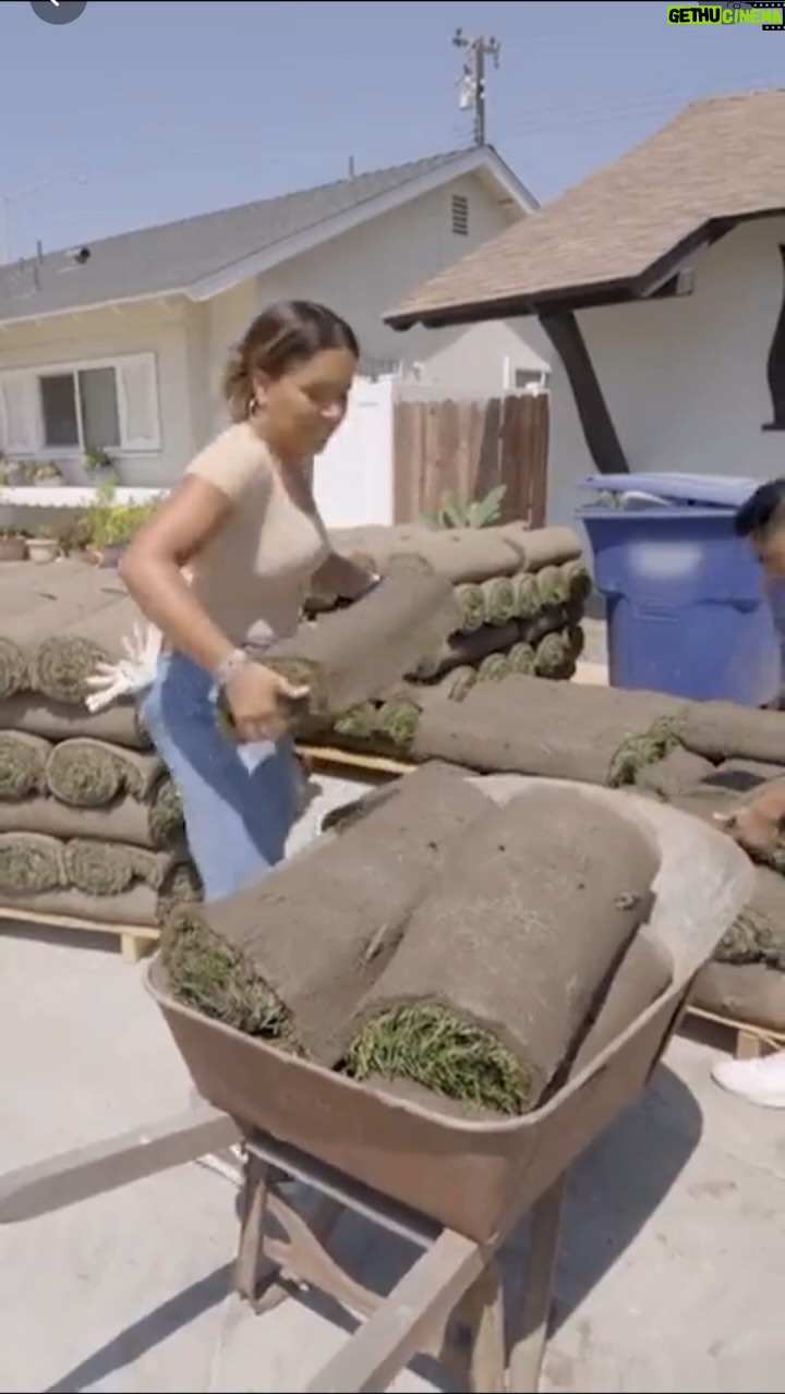 Page Turner Instagram - Happy Monday Fam!! Ladies - Here’s your reminder to protect the nails at all costs! 🤣🤣🤣 …Which is a reminder to me that, while we’re pouring into others, make sure your tank is being poured into as well 💪🏽🙌🏽💅🏽 #protectthenails #protectyourpeace #peace&plenty Catch up on more #FixMyFlip Page-isms from Seasons 1 & 2 on @streamonmax!!