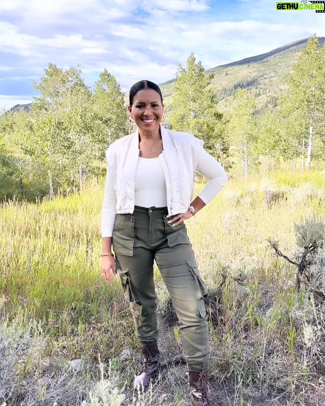 Page Turner Instagram - Ohhhhhhh boiiiiii … So excited to be part of #BattleOnTheMountain!! Judging these fabulous mountain cabins with @jasminerothofficial was so fun and of course the Battle Mentors were amazing @kimmylesdesign @kimspradlinwolfe @rico.to.the.rescue!! ❤️❤️ Catch the season premiere of #BattleOnTheMountain 01/22/24 at 9/8c on @hgtv! … How sweet are my new “Dakota” 🤣 friends @chelseahouska @coledeboer! Rocky Mountains