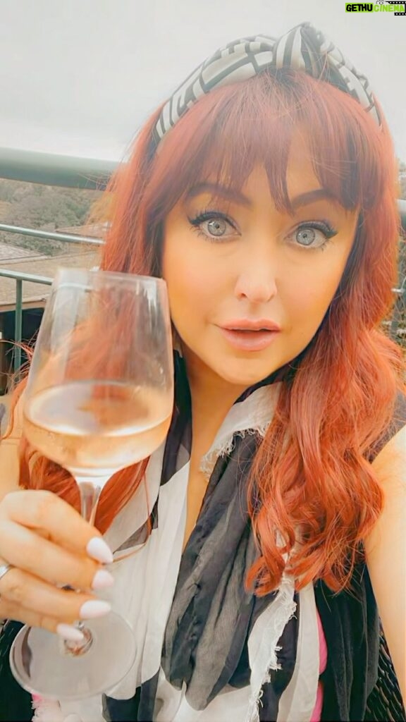 Paige Nicole Mayo Instagram - @comicconwales you have been an amazing crowd! Thank you for the memories. I met THE nicest people while here. Cheers to you! 🍷 ✨ Next stop: @comicconnorthernireland September 9/10 with @monopolyevents! ICCWales