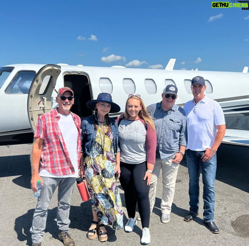 Pam Tillis Instagram - You don’t have to send a plane after me for me to sing for ya… but it doesn’t hurt! 🙌🙌🙌 Thanks Ed Bell! Billy Montana, Haley Sullivan, Phillip Lammond and Brice Long! #countrymusic #songwriter #silverwings