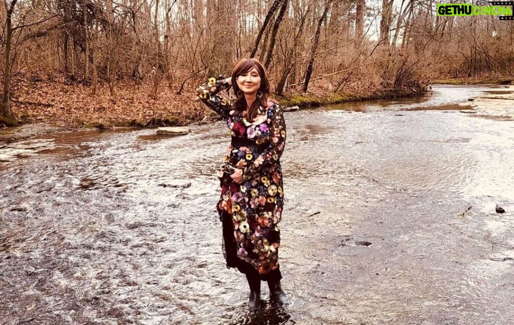 Pam Tillis Instagram - It’s still early, but I’m thinking spring. 🌷🌻💐 #spring #countrymusic Nashville, Tennessee