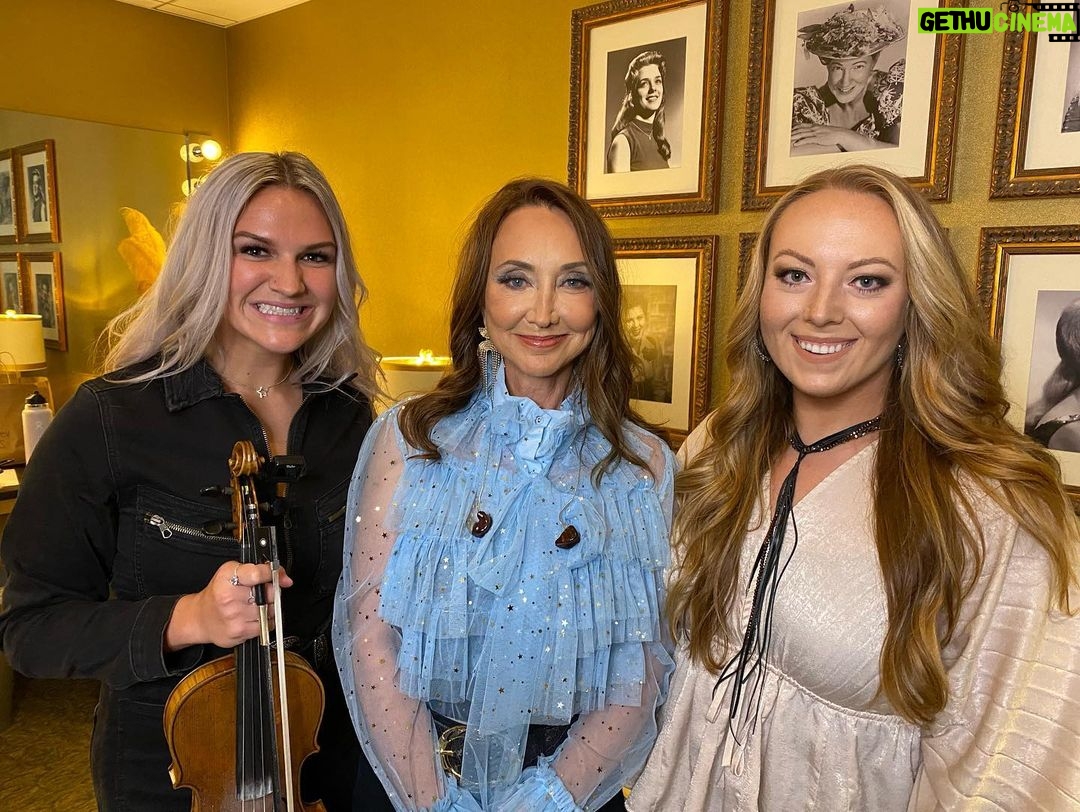 Pam Tillis Instagram - It’s always amazing stepping into “The Circle”! @opry #countrymusic #90scountry