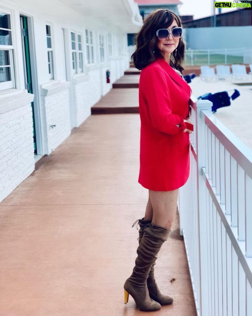 Pam Tillis Instagram - Checking in and checking out the pool. I will be coming out of this jacket!!!