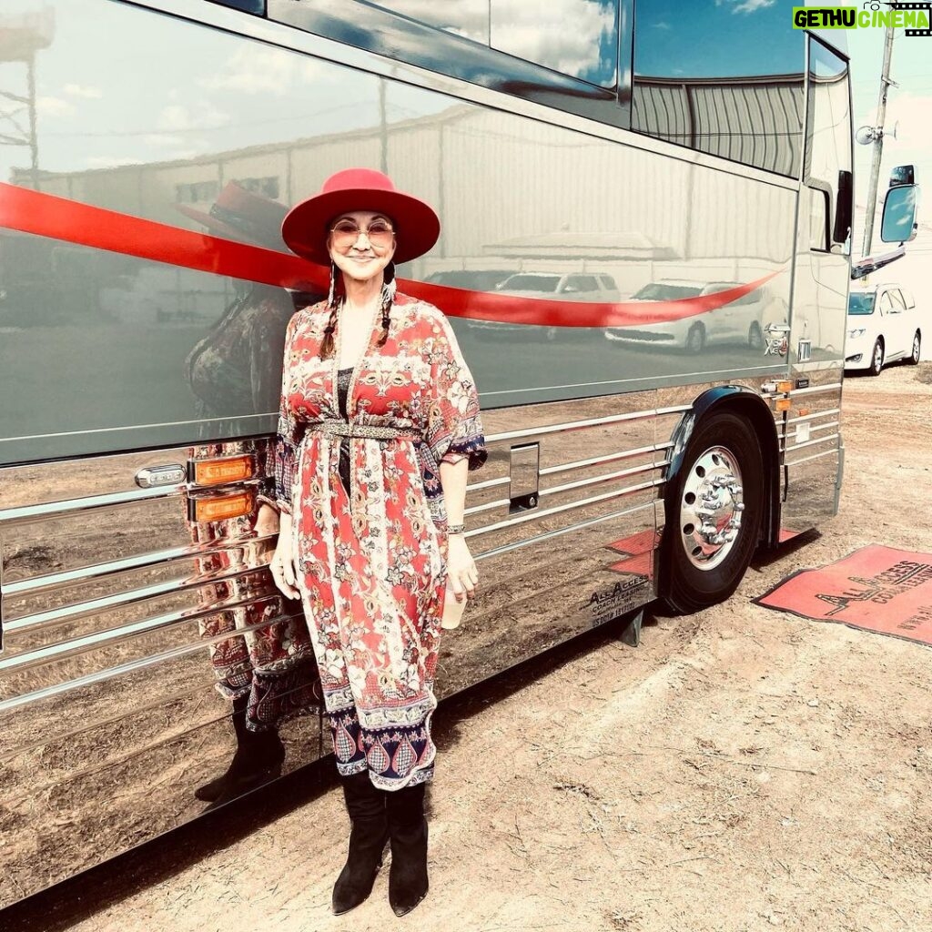 Pam Tillis Instagram - Hopping on the bus today! First stop Lee’s Summit, Missouri for a Grits and Glamour show with @lorriemorgan_official. Then heading down to Frisco, Texas with my trio for a benefit concert with @cmorganmusic and @morganevansmusic . Ticket information on my website. #countrymusic #ontheroadagain #90scountry Nashville, Tennessee