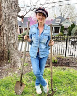 Pam Tillis Instagram - It’s better to be a two fisted shoveler than a two fisted drinker! Mother Nature provides my very favorite workout!  What are y’all planting? 
#gardening #spring #flowers #mothernature #countrymusic