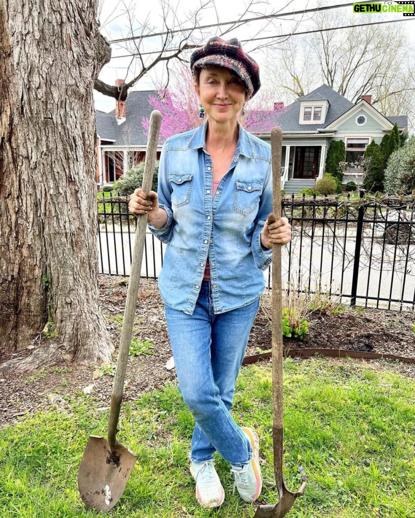 Pam Tillis Instagram - It’s better to be a two fisted shoveler than a two fisted drinker! Mother Nature provides my very favorite workout! What are y’all planting? #gardening #spring #flowers #mothernature #countrymusic Nashville, Tennessee