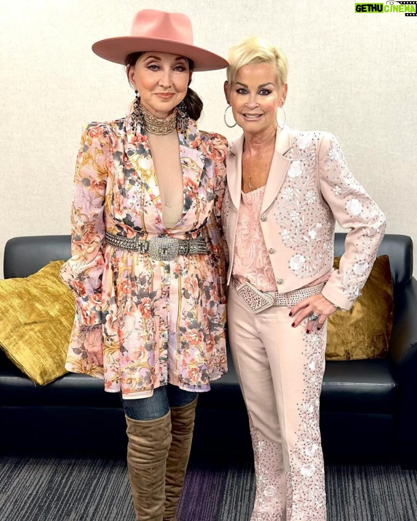Pam Tillis Instagram - Lorrie and Pam perkily persevere publicly in pink🌸🌸🌸🌸 Here’s to all of our sisters out there fighting the good fight. #breastcancerawarenessmonth Waterloo, NY