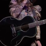 Pam Tillis Instagram - When you get a request but the band doesn’t know it yet 🎤 #pamtillis #90scountry #womenofthe90s #countrymusic