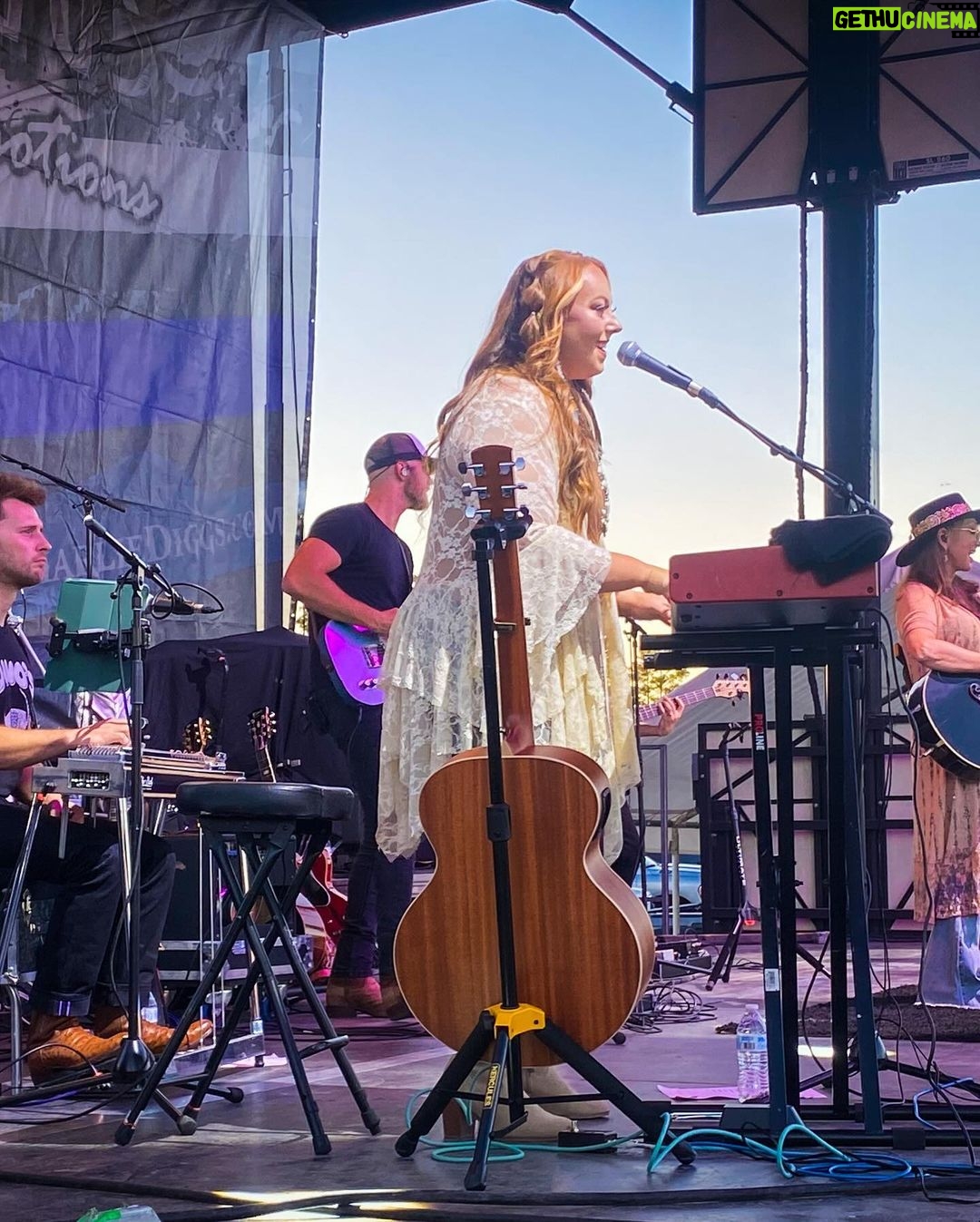Pam Tillis Instagram - This has been such good musical chemistry!!! Everyone has been a complete pleasure both on and off the stage. The rest of the year is either acoustic trio or teaming up with my trio Ivy and Haley and my co-bills core musicians for super bands with @lorriemorgan_official for a few more select dates and then the Christmas run with @philvassar .. so that’s the game plan Anyway, back to these wonderful folks. We started the year with the country cruise in January and went out with a bang and grooving good time in Wilmington NC. I can’t wait to reconvene early next year and build on the repertoire we’ve started. Love you all!