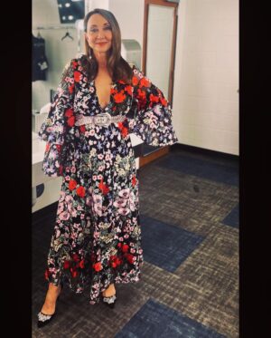 Pam Tillis Instagram - When @lorriemorgan_official says she’s wearing the pink @manuelcouture suit, I know I gotta step up my fashion game. How’d I do? 💃🏻
