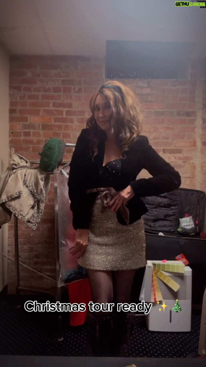 Pam Tillis Instagram - You travel with a paint deck too, right? #christmastour #grwm #pamtillis #holidaysandhitstour #90scountry #countrychristmas