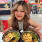 Panyanut Jirarottanakasem Instagram - คนรักราเมงห้ามพลาด! โซซีนจะพลาดได้อย่างไร งานนี้ต้องมาค่า ICHIRAN Pop-Up Store 🍜 ครั้งแรกในไทยที่อิจิรันต้นตำรับจากญี่ปุ่นมาเสิร์ฟให้ทุกๆคนได้ทาน เพียงเมนูเดียวคือ 'อิจิรัน คามาดาเระ ทงคตสึ ราเมง' ปกติจะมีขายเฉพาะ 2 สาขา ในเมืองฟุกุโอกะ ประเทศญี่ปุ่นเท่านั้น! งานนี้จัดแค่ 16 วัน ชั้น 3 โซนนิปปอน มาร์เก็ต (อิเซตันเก่า) คือต้องมา!! พิเศษเฉพาะงานนี้ เมื่อซื้อเมนู 'อิจิรัน ราเมง คามาดาเระ ทงคตสึ' มูลค่า 290.- จะได้รับเครื่องดื่มฟรี 1 ขวด และ คูปอง GIFT VOUCHER 100.- สำหรับซื้อสินค้าที่ระลึกจาก ICHIRAN 1st Pop-Up Store ด้วยน้า มุ้ย 🥰✨✨ #IchiranRamen #IchiranRamenPopUpStore #IchiranThailand Central World (เซนทรัลเวิร์ล)