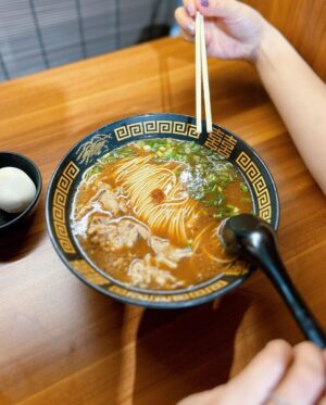 Panyanut Jirarottanakasem Instagram - คนรักราเมงห้ามพลาด! โซซีนจะพลาดได้อย่างไร งานนี้ต้องมาค่า  ICHIRAN  Pop-Up Store 🍜 ครั้งแรกในไทยที่อิจิรันต้นตำรับจากญี่ปุ่นมาเสิร์ฟให้ทุกๆคนได้ทาน เพียงเมนูเดียวคือ 'อิจิรัน คามาดาเระ ทงคตสึ ราเมง' ปกติจะมีขายเฉพาะ 2 สาขา ในเมืองฟุกุโอกะ ประเทศญี่ปุ่นเท่านั้น! 

งานนี้จัดแค่ 16 วัน ชั้น 3 โซนนิปปอน มาร์เก็ต (อิเซตันเก่า) คือต้องมา!!

พิเศษเฉพาะงานนี้ เมื่อซื้อเมนู 'อิจิรัน ราเมง คามาดาเระ ทงคตสึ' มูลค่า 290.- จะได้รับเครื่องดื่มฟรี 1 ขวด และ คูปอง GIFT VOUCHER 100.- สำหรับซื้อสินค้าที่ระลึกจาก ICHIRAN 1st Pop-Up Store ด้วยน้า มุ้ย 🥰✨✨

#IchiranRamen 
#IchiranRamenPopUpStore 
#IchiranThailand