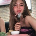 Panyanut Jirarottanakasem Instagram - บ่นกันนานแล้วว่าจะนัดดริ๊ง ประจวบเหมาะร้านโปรดที่ @wineconnection_thai คับบ 🍾💗 เมนูใหม่เยอะเลย อร่อยยทุกอย่าง นี่เลิฟรีซอตโต้สุด เนื้อนุ่มน้ำจิ้มเด็ดอยู่แล้ว ของหวานก็ตามนั้นค่ะ เกลี้ยง เมนูใหม่ที่พวกเราสั่ง 🥩 : รีซอตโต้แซฟฟรอนและหอยเชลล์ 490฿ : แฟรงสเต็กกับซอสมะขามมาโย 480฿ ขนมหวานตัวใหม่ 🍪 : บิสคอฟฟ์ชูช์ 220฿ : ซอล์ทเท็ดคาราเมล และช็อกโกแลตกานาซทาร์ต 230฿ Weekend ใครไม่รู้ไปไหน นัดเพื่อนไปดริ๊งโล่ดค่า 🥂✨ #wineconnection #wineconnectionthailand #Scallop #Risotto Wine Connection Paseo Kanjanapisek