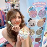 Panyanut Jirarottanakasem Instagram - มาเดิน แกรนด์สเตชั่น ตลาดนัดติดแอร์ค่าาา ไม่ใช่ที่ไหนไกล แฟชั่นไอส์แลนด์คับ อิ่ม อร่อย ช้อปปิ้งของถูก เดินเพลิน ถ่ายรูปก็เพลินค่า เจอเพื่อนด้วย เม้ามอยกันไปอี๊กก ม่วนนน 🍭🍩🍪👗👖🧢🚂🚂🚂 #Fashionisland #แกรนด์สเตชั่น #แหล่งรวมของกิน #มุมถ่ายรูปชิคๆ Fashion Island (แฟชั่นไอส์แลนด์)