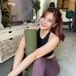 Panyanut Jirarottanakasem Instagram – กลับมาออกกำลังกายแล้วจ้าาา แค่ plank 3 รอบเหงื่อชั้นก็ตกแล้วตอนนี้ 🤣🤫🐒 หลัง stretching ได้นั่งสมาธิ คือลูปการออกกำลังกายที่จบฟินนาเล่มาก 🧘🏻‍♀️ #zozeenworkout