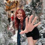 Panyanut Jirarottanakasem Instagram - Fa la la la ☃️☃️☃️ Merry Merry Christmas! ขอให้ปีนี้สนุกสนานกับโมเม้นสิ้นปี ส่งท้ายปี กับความหนาวกรุบกริบ ยิ้มส่งปีที่ทำให้เราเติบโต ต้อนรับปีที่ตื่นเต้นยิ่ง กว่านะครัชช Joy to the world ไปเลย ใครไม่ได้ของขวัญ ก็ต้องให้ของขวัญตัวเองนะ ช็อคโกแลตร้อนๆกับซีรี่ส์ดีๆซักเรื่องก็ได้ ใครไม่ได้ไปไหน ก็อย่าให้ความเหงามาทำให้เราเหี่ยวเฉา รักตัวเองและยิ้มเยอะๆ 🤍🤍🎄🎅🏻🎁 #xmas B-Story Garden Cafe & Restaurants
