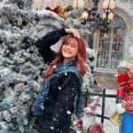 Panyanut Jirarottanakasem Instagram - Fa la la la ☃️☃️☃️ Merry Merry Christmas! ขอให้ปีนี้สนุกสนานกับโมเม้นสิ้นปี ส่งท้ายปี กับความหนาวกรุบกริบ ยิ้มส่งปีที่ทำให้เราเติบโต ต้อนรับปีที่ตื่นเต้นยิ่ง กว่านะครัชช Joy to the world ไปเลย ใครไม่ได้ของขวัญ ก็ต้องให้ของขวัญตัวเองนะ ช็อคโกแลตร้อนๆกับซีรี่ส์ดีๆซักเรื่องก็ได้ ใครไม่ได้ไปไหน ก็อย่าให้ความเหงามาทำให้เราเหี่ยวเฉา รักตัวเองและยิ้มเยอะๆ 🤍🤍🎄🎅🏻🎁 #xmas B-Story Garden Cafe & Restaurants