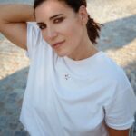 Paola Turci Instagram - Caramella è fuori 🍭  È una riflessione sulle contraddizioni, sulla superficialità dei giudizi. Anche sulla musica, sulle parole con cui si gioca e ci si diverte. Noi ci siamo divertiti molto a scriverla. E questo è solo l’inizio 🌹
