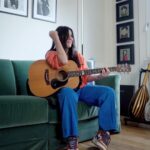 Paola Turci Instagram - Il comune denominatore tra teatro e musica è la presenza viva del pubblico, il ‘sentire’ un’emozione, energia reale, tangibile, un’onda emotiva che di continuo sale e scende. Tutto il resto diventa secondario, relativo. Questo per me significa ‘creatività’ e ‘indipendenza’. Sto tracciando nuovi percorsi per sentirmi libera di muovermi, di correre, di fermarmi, di ridere, di piangere. Prendo in giro me stessa, mi metto al centro della vita - la mia vita - con le sue sfumature, salite, discese, buio pesto e luci scintillanti. Che tanto somiglia alla vita di tutti. A presto… a prestissimo!