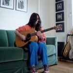 Paola Turci Instagram - Il comune denominatore tra teatro e musica è la presenza viva del pubblico, il ‘sentire’ un’emozione, energia reale, tangibile, un’onda emotiva che di continuo sale e scende. Tutto il resto diventa secondario, relativo. Questo per me significa ‘creatività’ e ‘indipendenza’. Sto tracciando nuovi percorsi per sentirmi libera di muovermi, di correre, di fermarmi, di ridere, di piangere. Prendo in giro me stessa, mi metto al centro della vita - la mia vita - con le sue sfumature, salite, discese, buio pesto e luci scintillanti. Che tanto somiglia alla vita di tutti. A presto… a prestissimo!