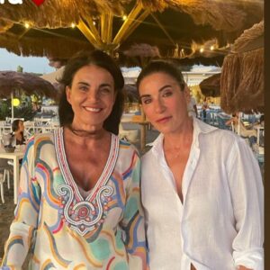 Paola Turci Instagram - 1 foto:
12 settembre, un anno fa 
La mia e la vostra Festa di compleanno
2 foto: tanto amore 
3 foto: non è il più bel bracciale che ho indossato ma chissenefrega perché oggi potrei tornare a casa 
4 foto: mia sorella, il mio angelo,
5 foto : la mia vita, il mio amore
6 foto : teatro, chitarra, musica, molto presto, più forte di prima (questo è sicuro). Vi aggiorno nei prossimi giorni, intanto, se volete, mandatemi messaggi felici, al massimo allegri 😉🥰
Grazie infinite, vi voglio bene
Paola