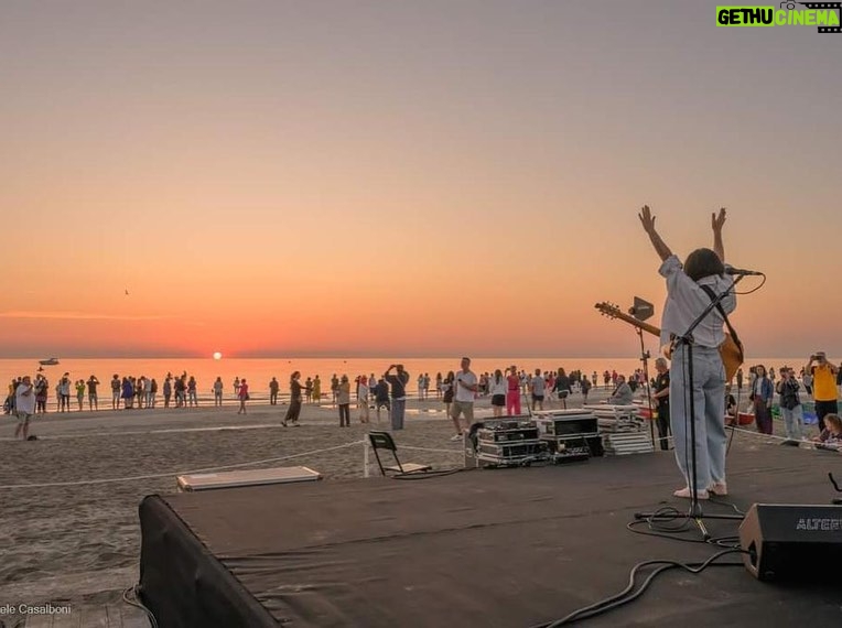 Paola Turci Instagram - 🌅 #albeincontroluce Riccione Beach