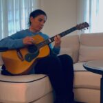 Paola Turci Instagram - Presto porterò mi Amerò Lo Stesso dal vivo! Prossima tappa 10 marzo ad Adria. Mi piace molto cambiare le canzoni in scaletta ma questa l’ho suonata davvero tanto. Voi quale vorreste sentire?